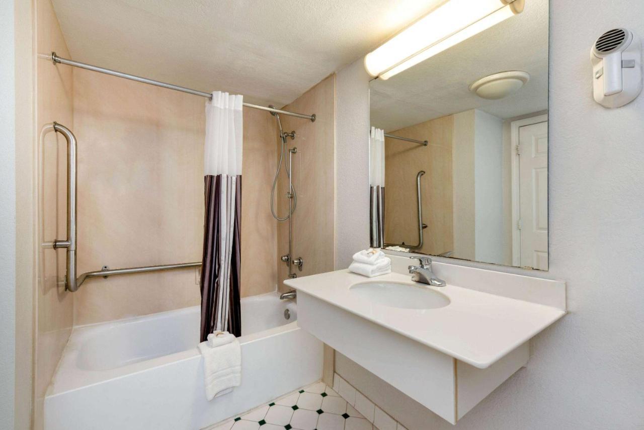 La Quinta Inn By Wyndham Bossier City Bagian luar foto